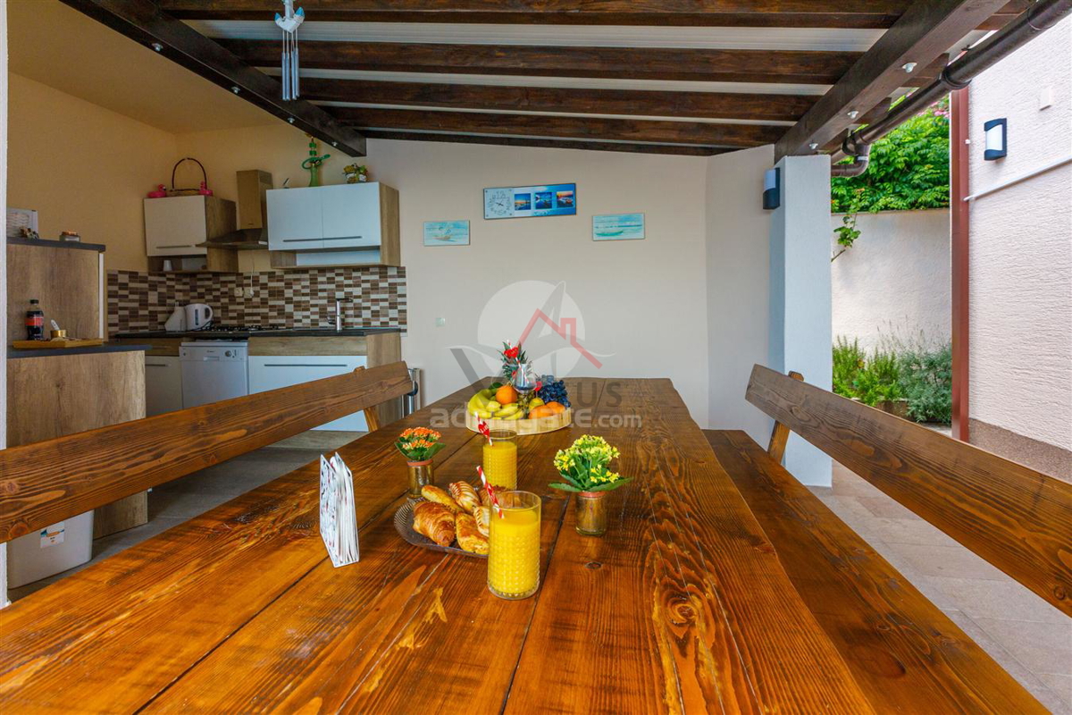 CRIKVENICA - hiša s tremi stanovanji, bazenom in garažo