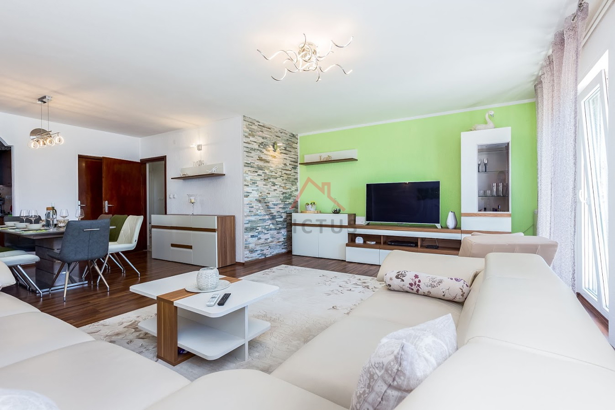 CRIKVENICA - hiša s tremi stanovanji, bazenom in garažo