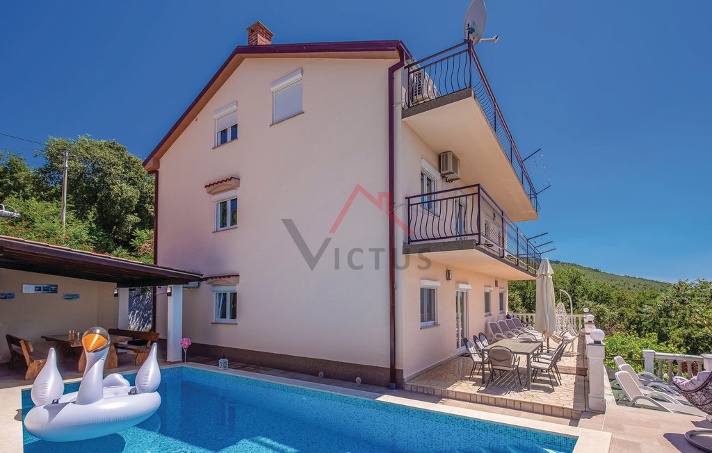 CRIKVENICA - hiša s tremi stanovanji, bazenom in garažo