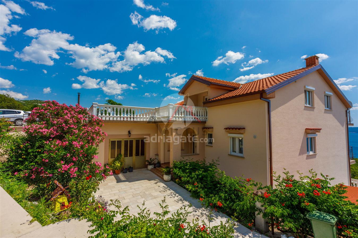 CRIKVENICA - hiša s tremi stanovanji, bazenom in garažo