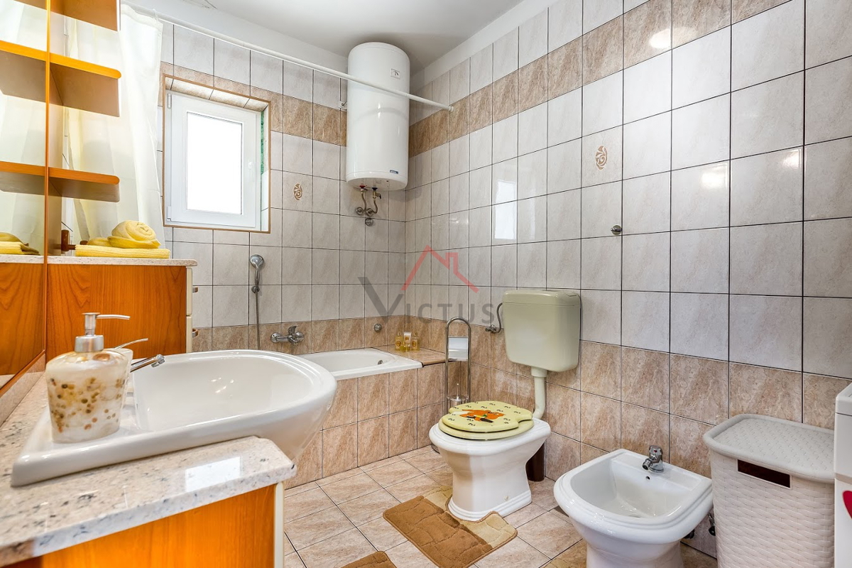 CRIKVENICA - hiša s tremi stanovanji, bazenom in garažo