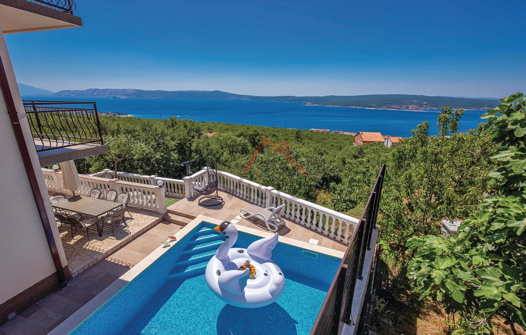 CRIKVENICA - hiša s tremi stanovanji, bazenom in garažo