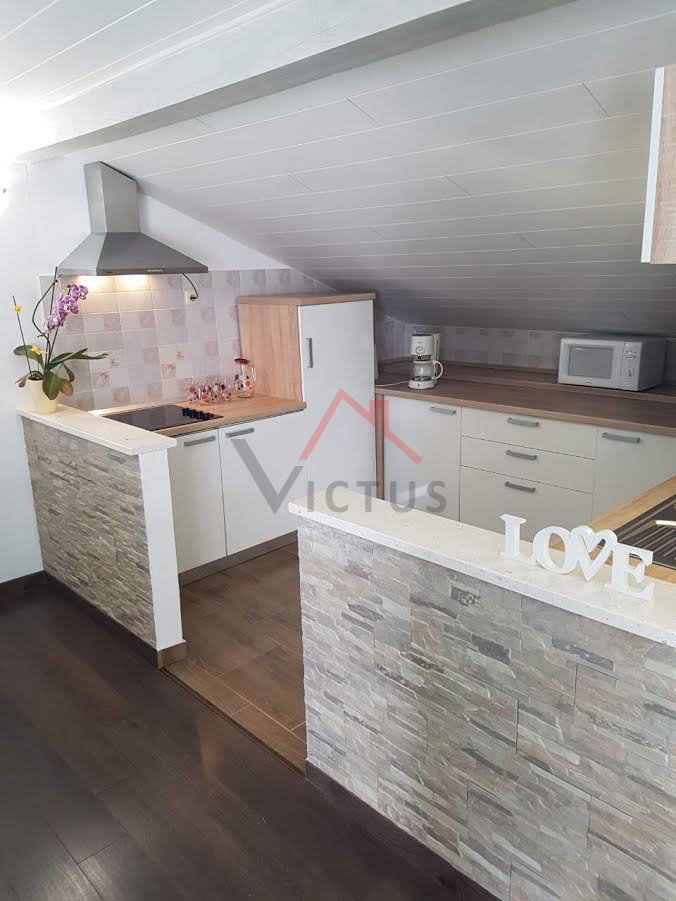CRIKVENICA - hiša s tremi stanovanji, bazenom in garažo