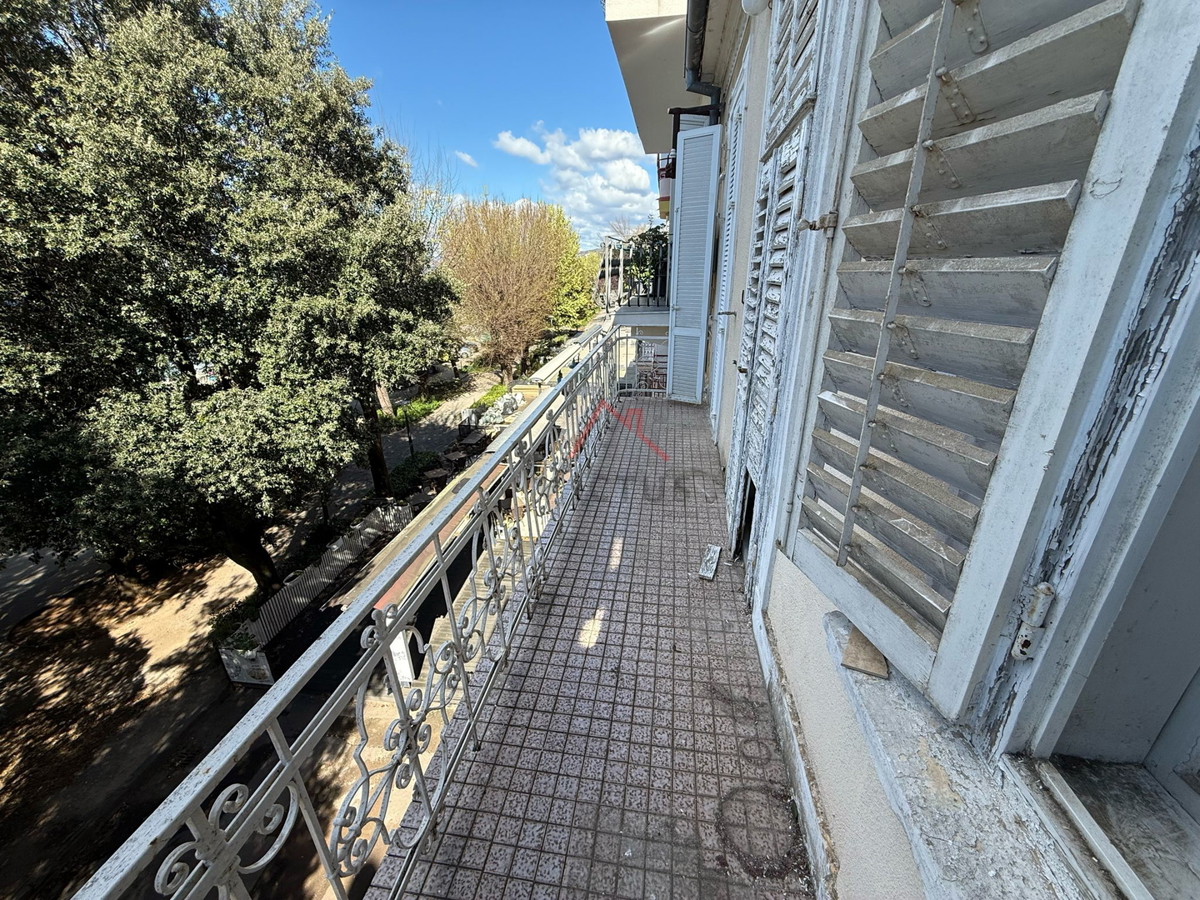 CRIKVENICA - Trosobno stanovanje z balkonom, prva vrsta od morja