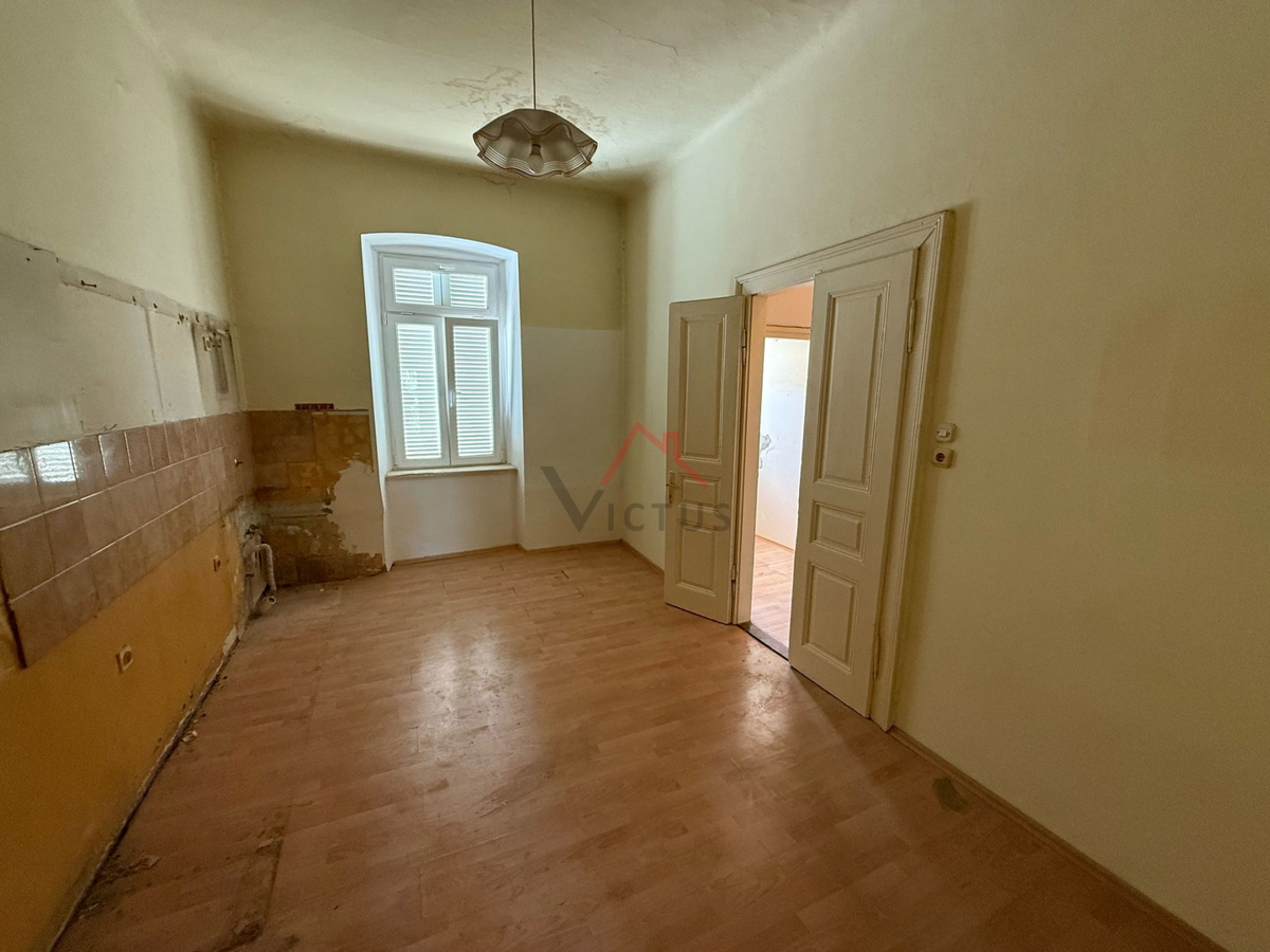 CRIKVENICA - Trosobno stanovanje z balkonom, prva vrsta od morja