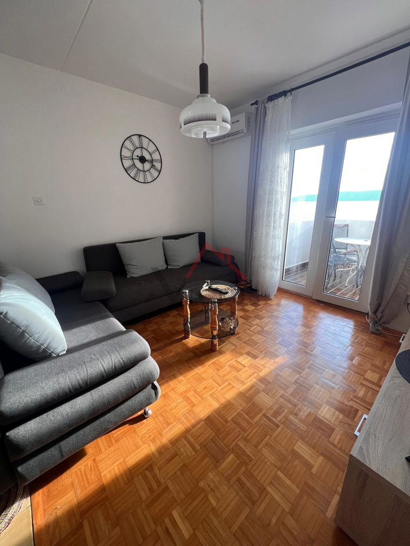 NOVI VINODOLSKI - Stanovanje z balkonom in odprtim pogledom na morje, 45 m2