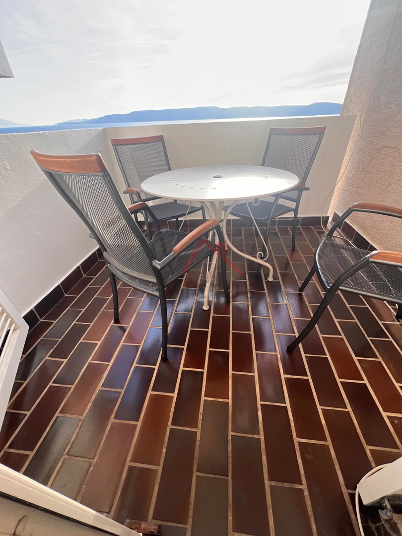 NOVI VINODOLSKI - Stanovanje z balkonom in odprtim pogledom na morje, 45 m2