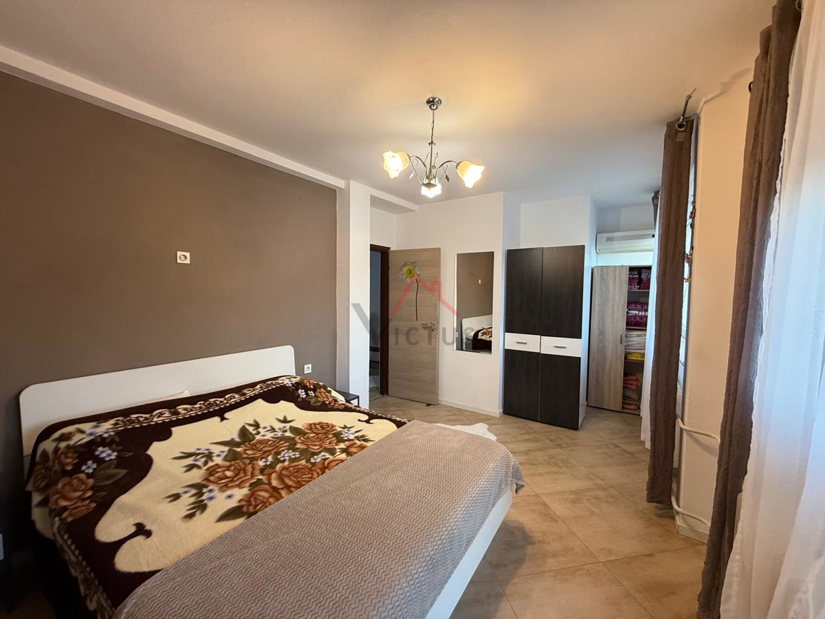 GRIŽANE - Hiša s bazenom v zaledju