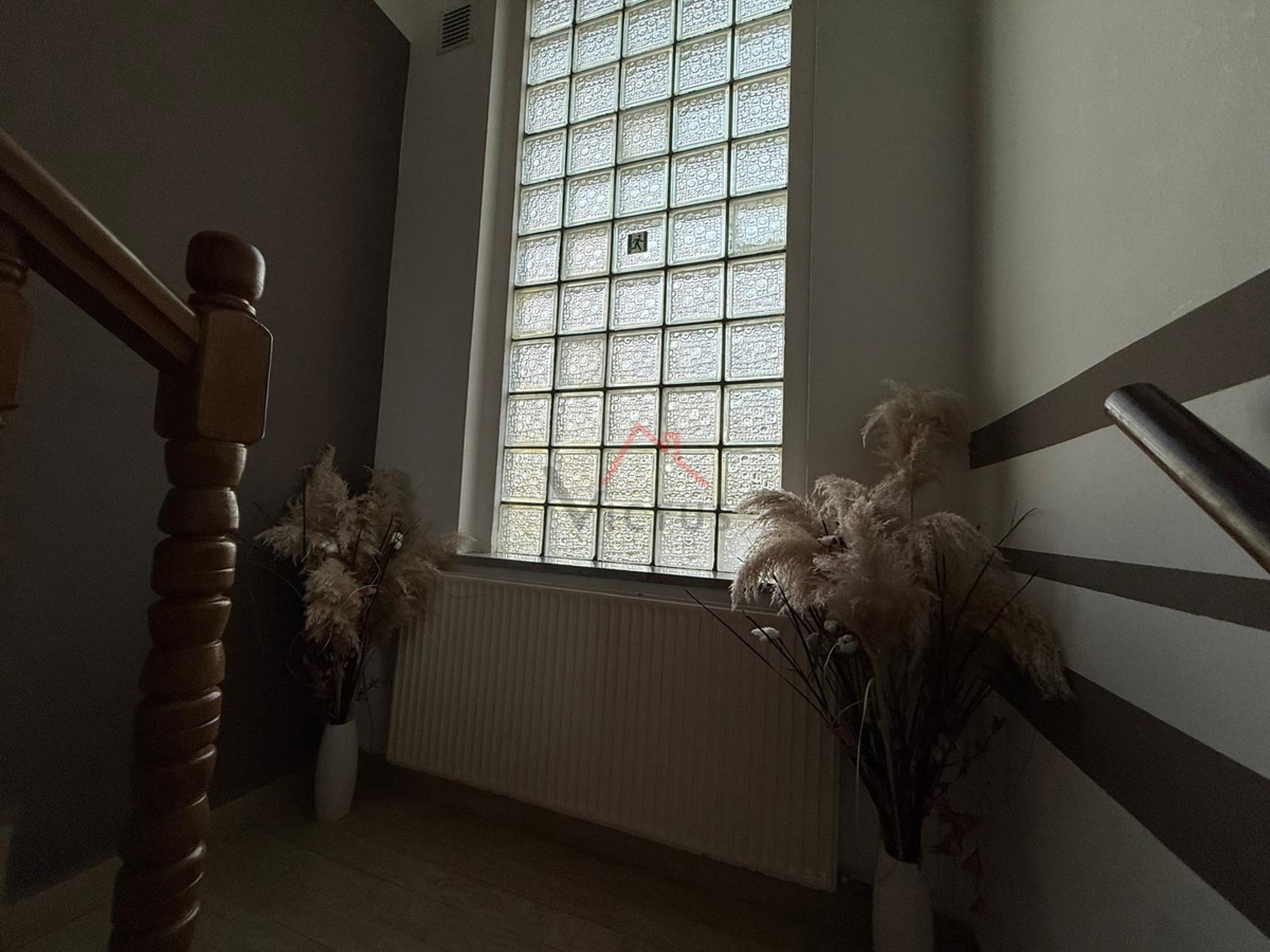 GRIŽANE - Hiša s bazenom v zaledju