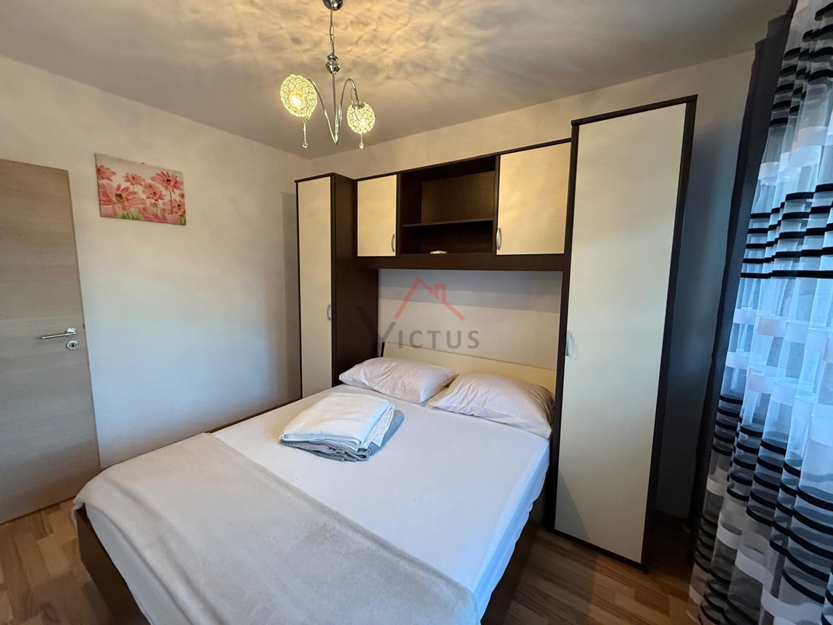 GRIŽANE - Hiša s bazenom v zaledju