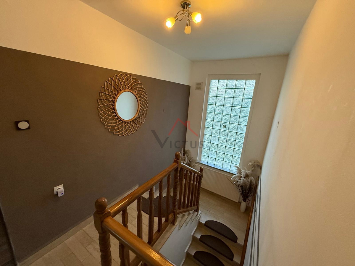 GRIŽANE - Hiša s bazenom v zaledju