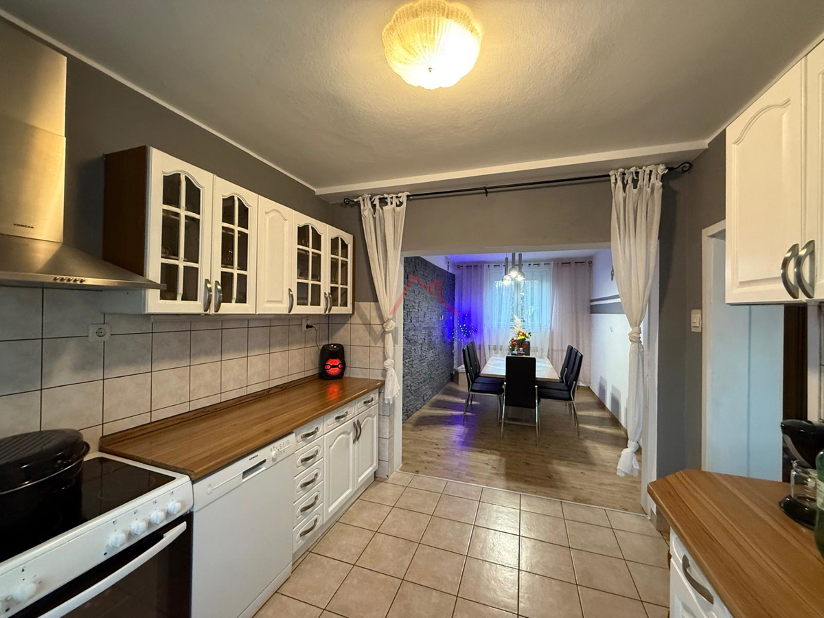 GRIŽANE - Hiša s bazenom v zaledju