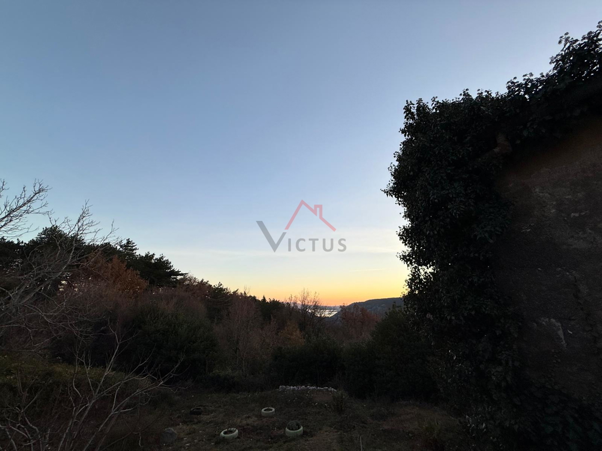 GRIŽANE - Hiša s bazenom v zaledju