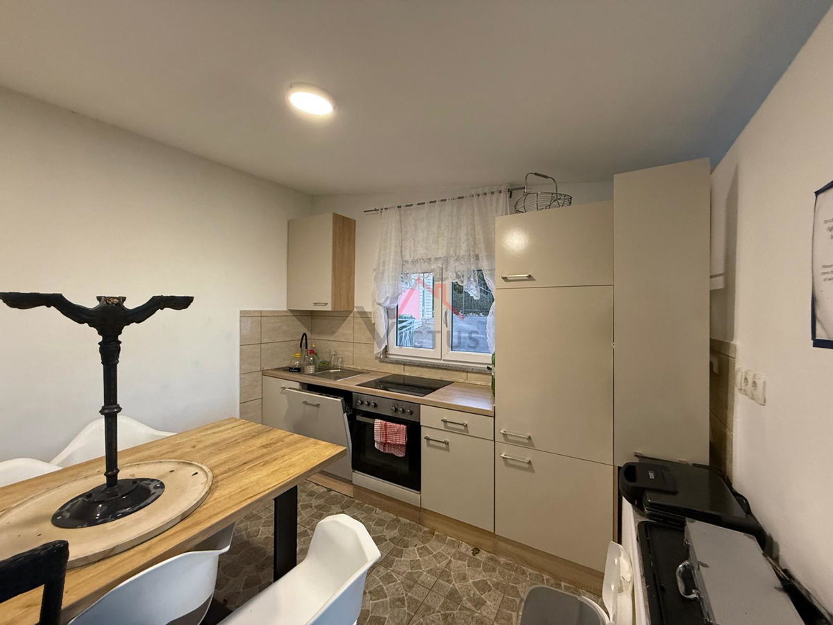 GRIŽANE - Hiša s bazenom v zaledju