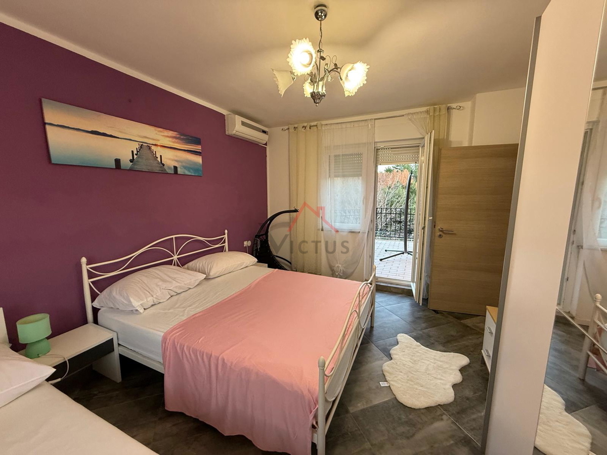 GRIŽANE - Hiša s bazenom v zaledju