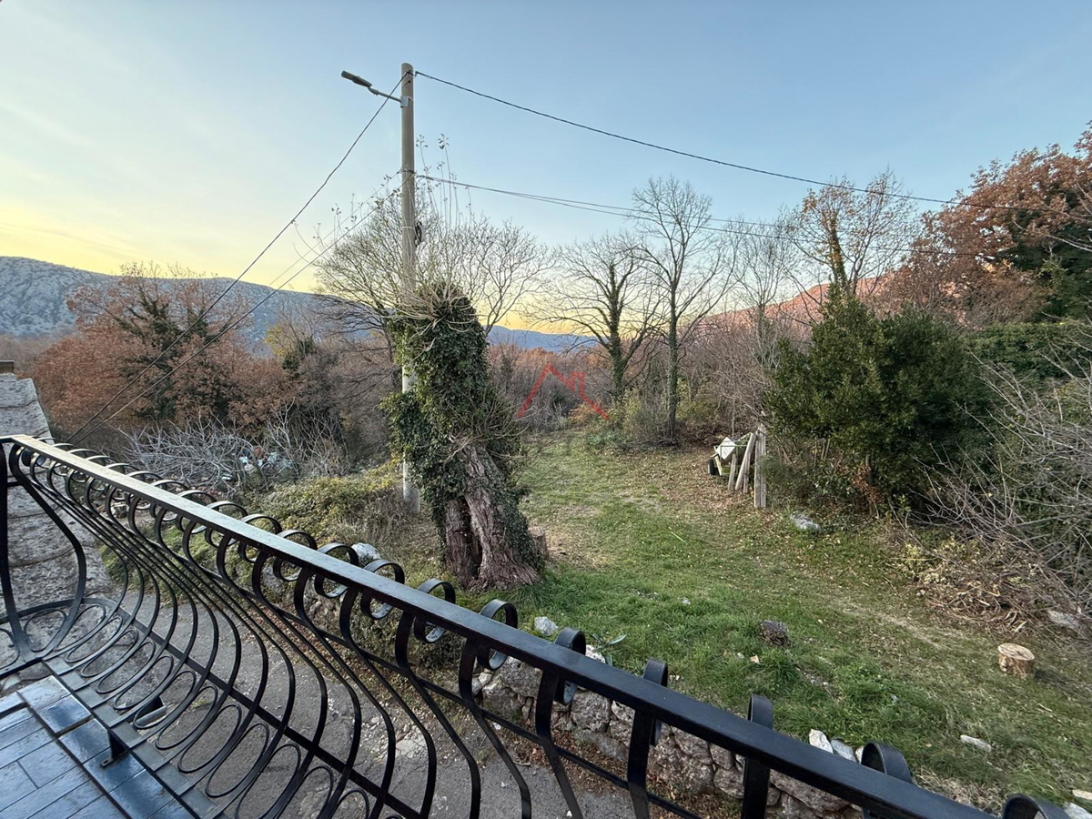 GRIŽANE - Hiša s bazenom v zaledju