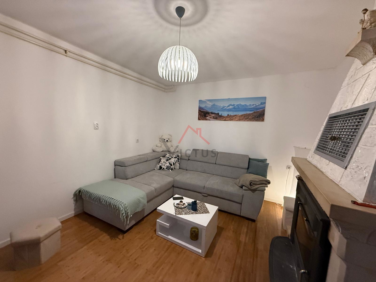 GRIŽANE - Hiša s bazenom v zaledju