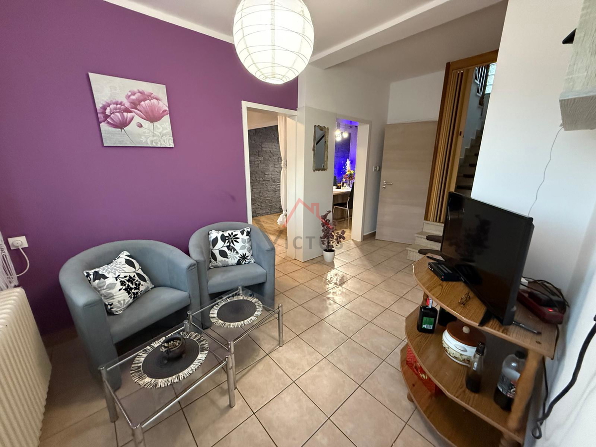 GRIŽANE - Hiša s bazenom v zaledju