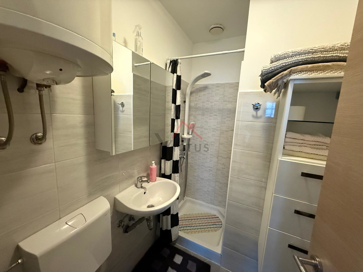 GRIŽANE - Hiša s bazenom v zaledju