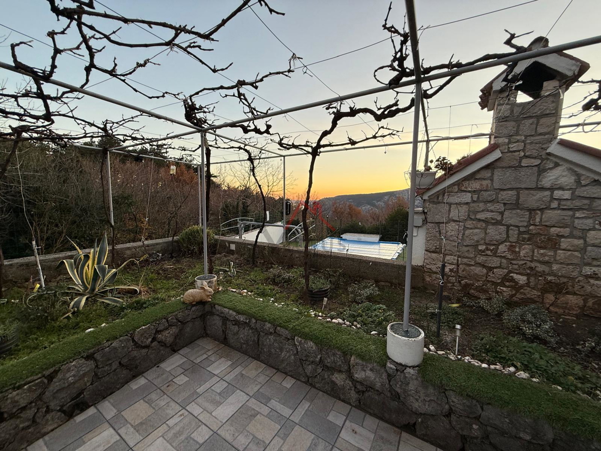 GRIŽANE - Hiša s bazenom v zaledju