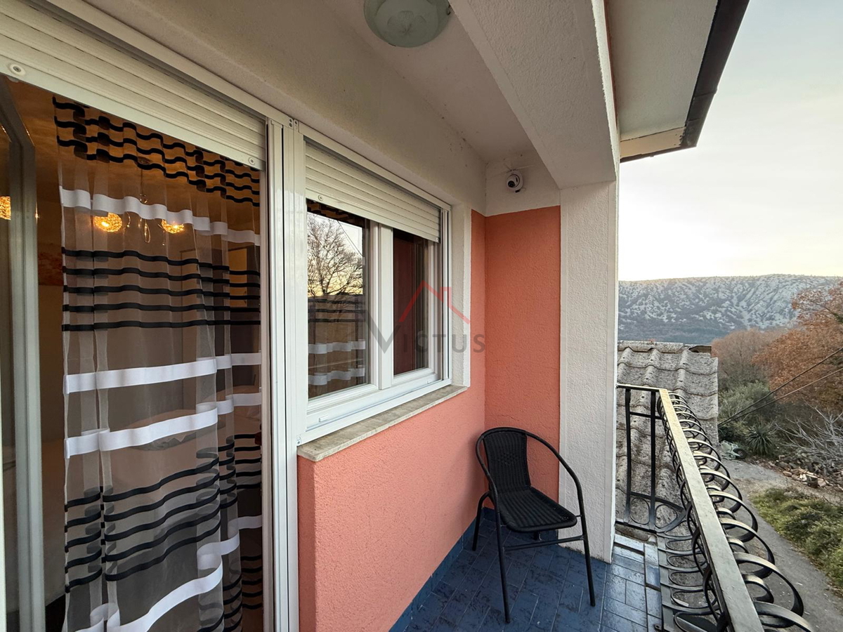 GRIŽANE - Hiša s bazenom v zaledju