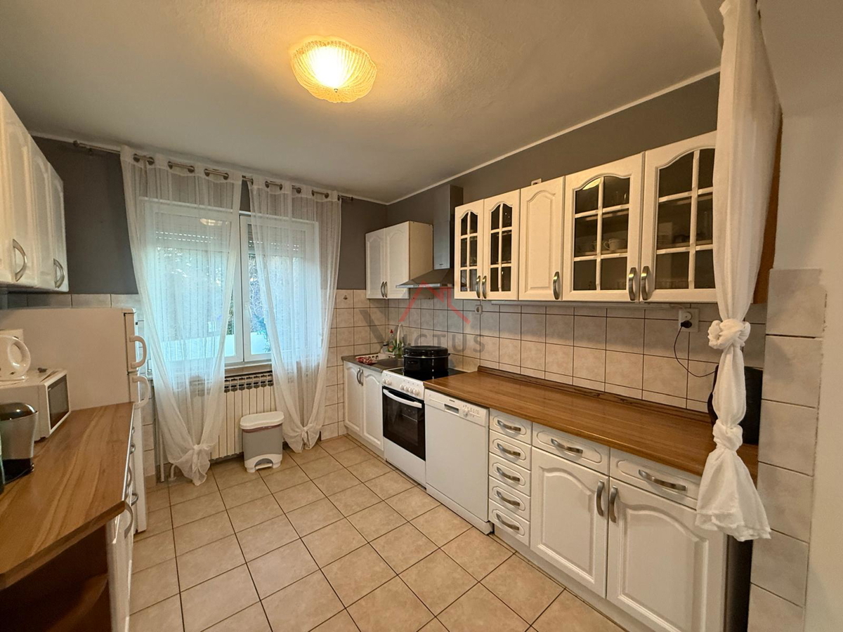 GRIŽANE - Hiša s bazenom v zaledju