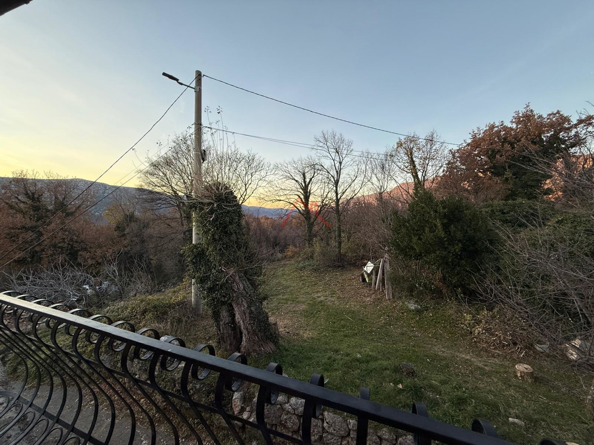 GRIŽANE - Hiša s bazenom v zaledju