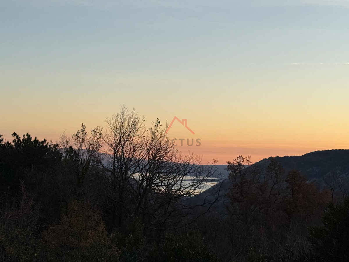 GRIŽANE - Hiša s bazenom v zaledju