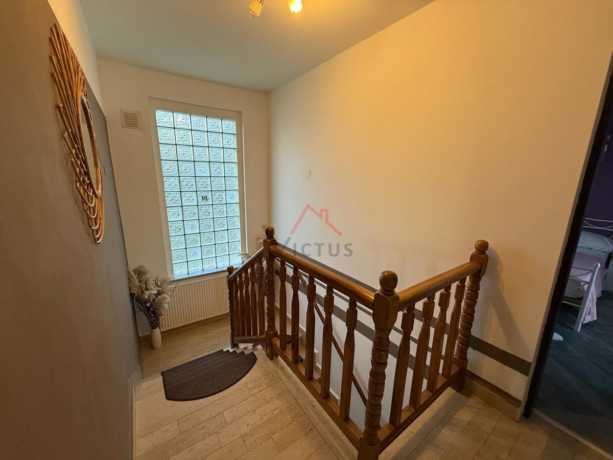 GRIŽANE - Hiša s bazenom v zaledju