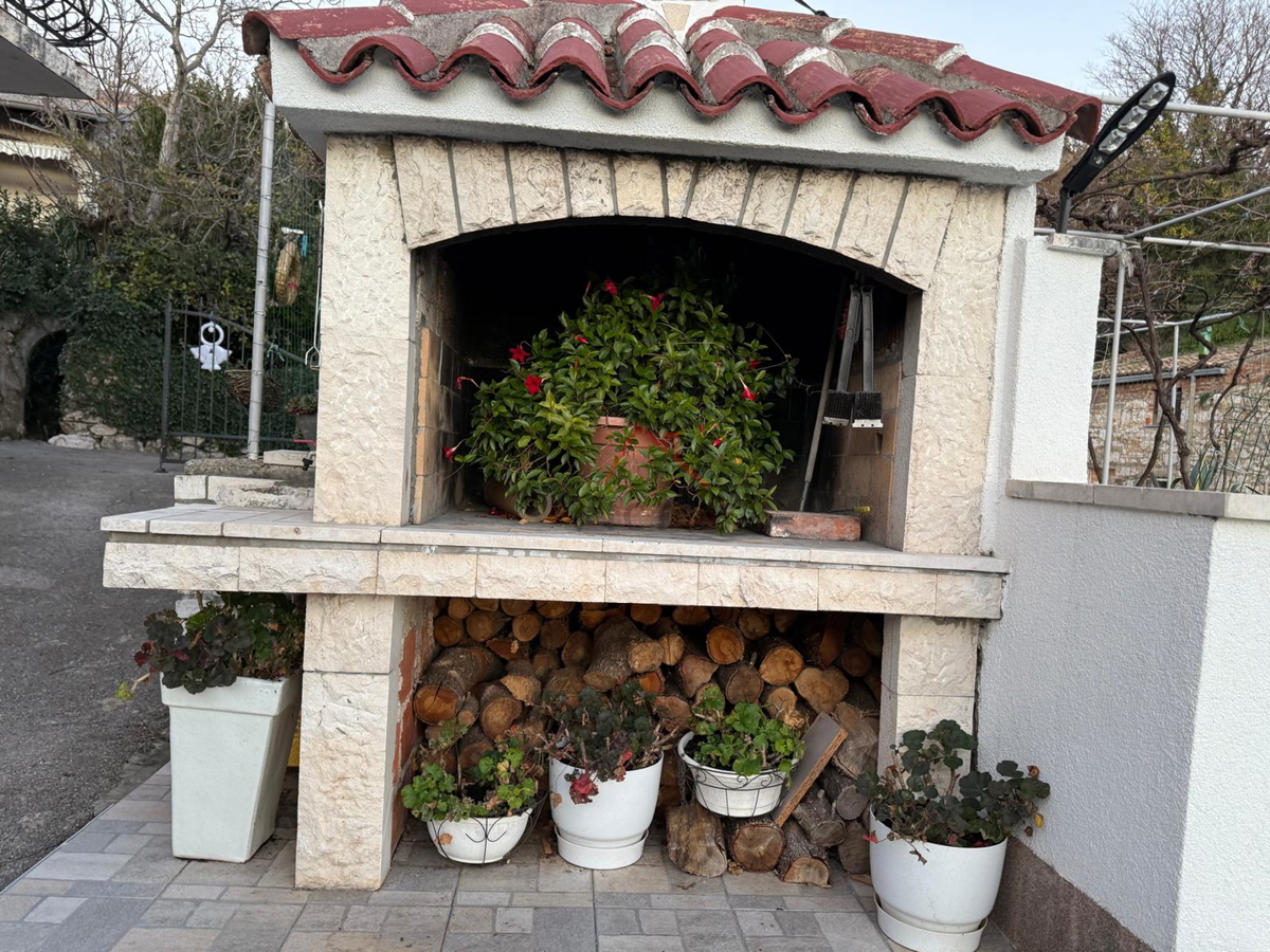 GRIŽANE - Hiša s bazenom v zaledju