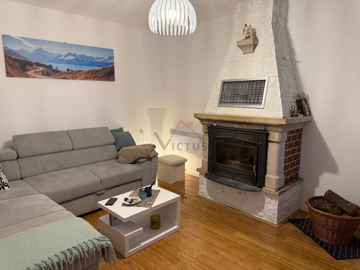 GRIŽANE - Hiša s bazenom v zaledju