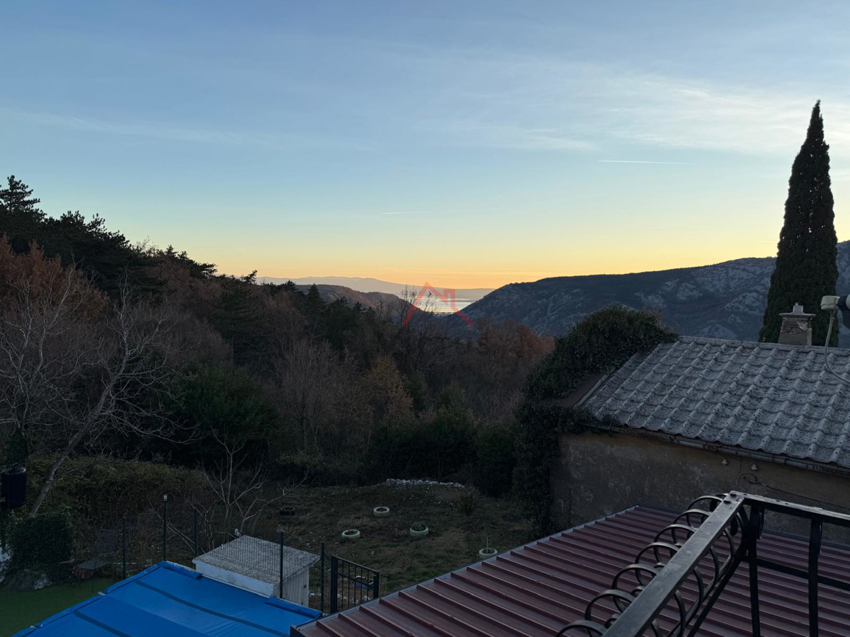 GRIŽANE - Hiša s bazenom v zaledju