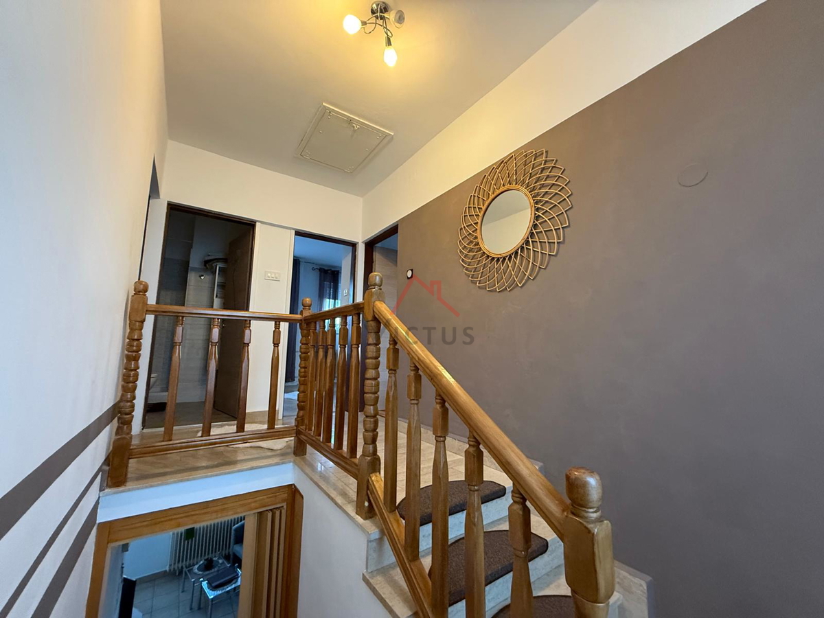 GRIŽANE - Hiša s bazenom v zaledju