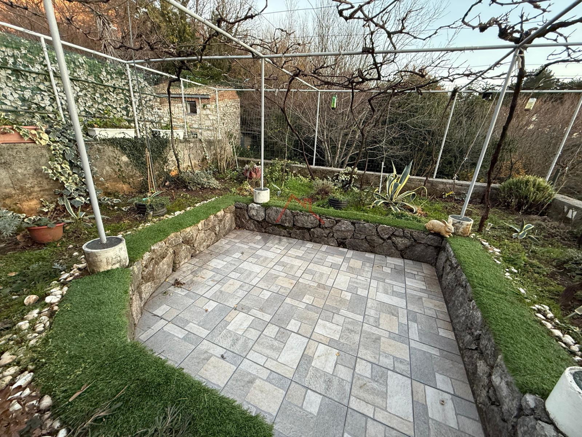 GRIŽANE - Hiša s bazenom v zaledju