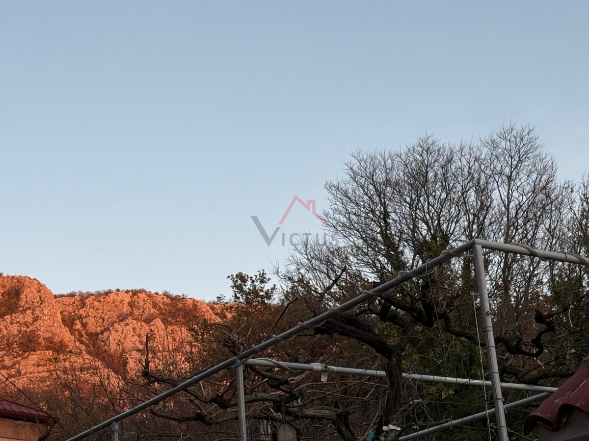 GRIŽANE - Hiša s bazenom v zaledju