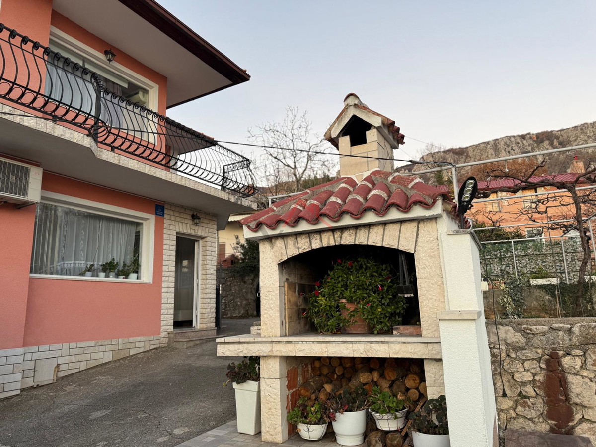 GRIŽANE - Hiša s bazenom v zaledju