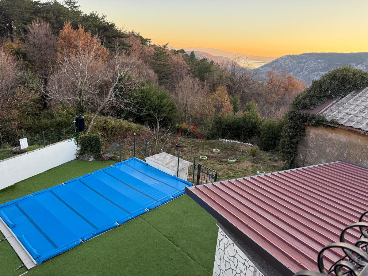 GRIŽANE - Hiša s bazenom v zaledju