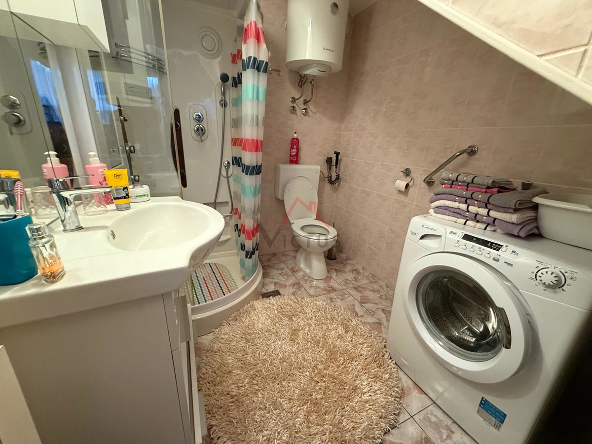 GRIŽANE - Hiša s bazenom v zaledju