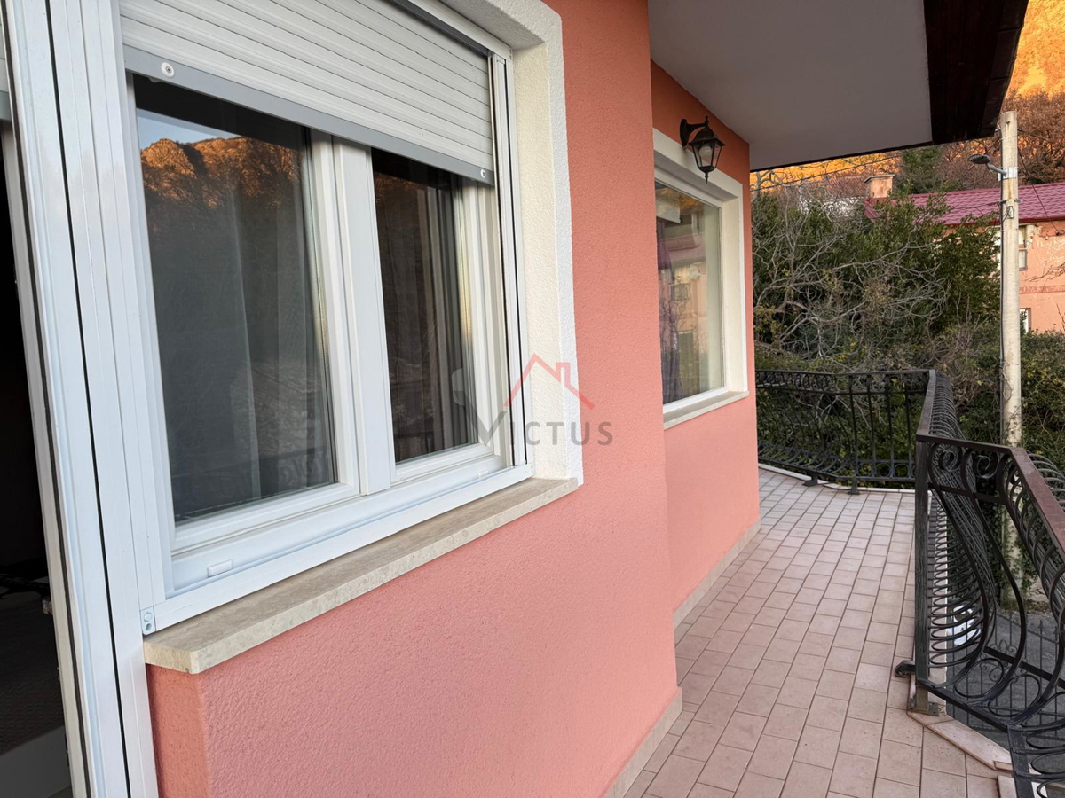 GRIŽANE - Hiša s bazenom v zaledju