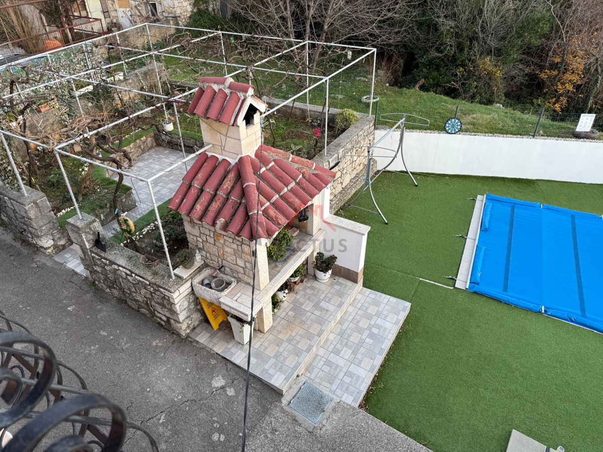 GRIŽANE - Hiša s bazenom v zaledju