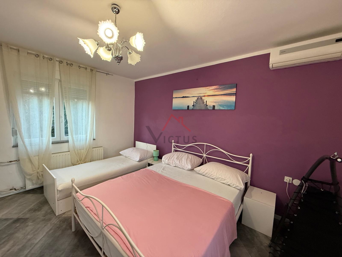 GRIŽANE - Hiša s bazenom v zaledju