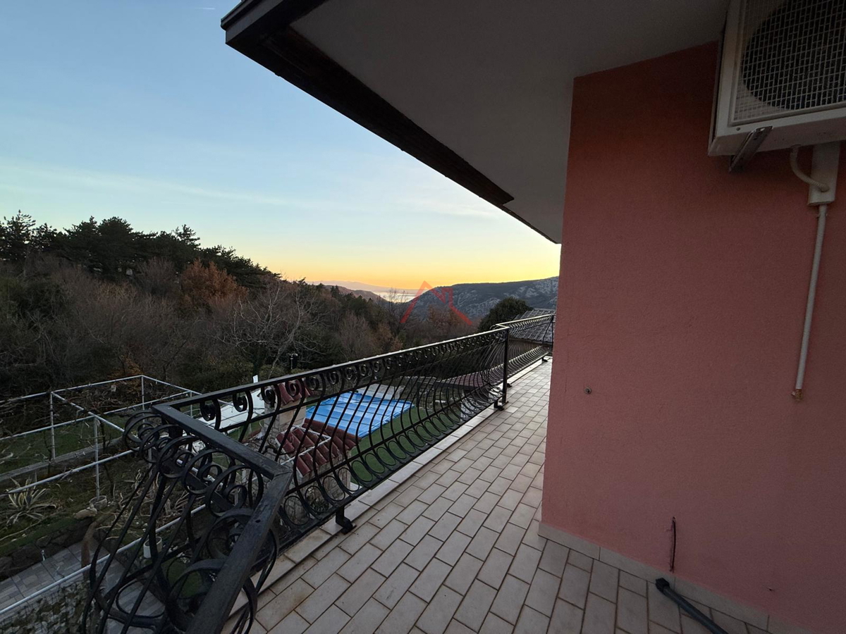 GRIŽANE - Hiša s bazenom v zaledju