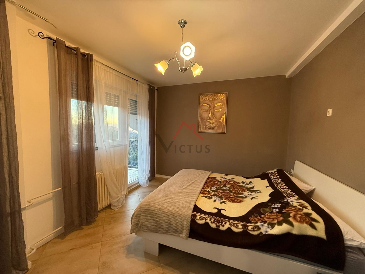 GRIŽANE - Hiša s bazenom v zaledju