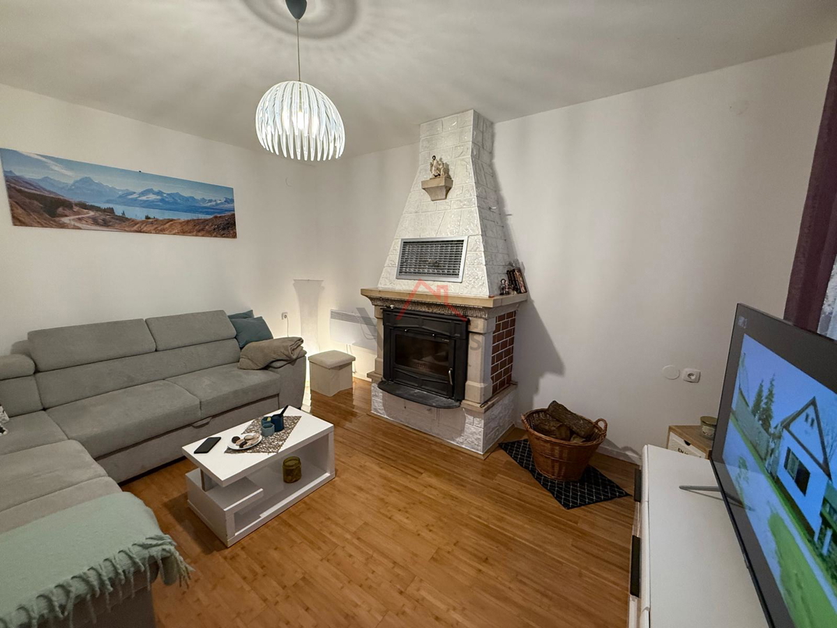 GRIŽANE - Hiša s bazenom v zaledju