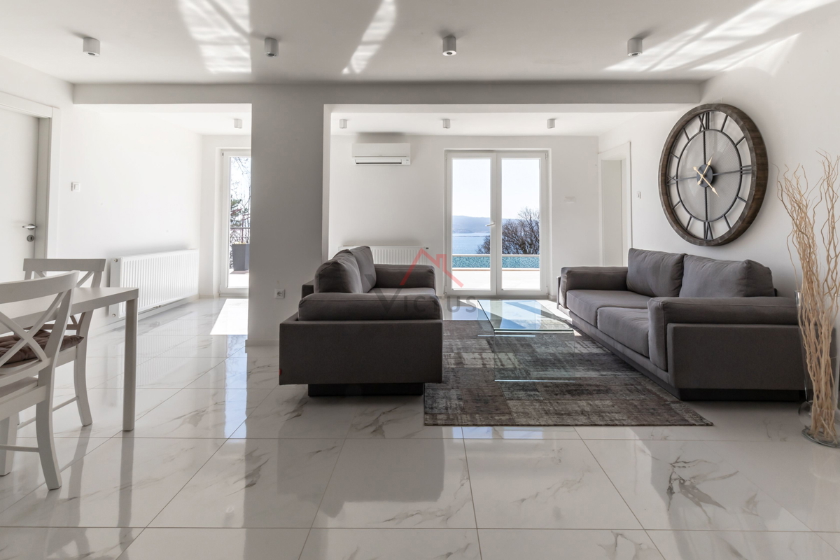 CRIKVENICA - Hiša s 4 stanovanji in bazenom