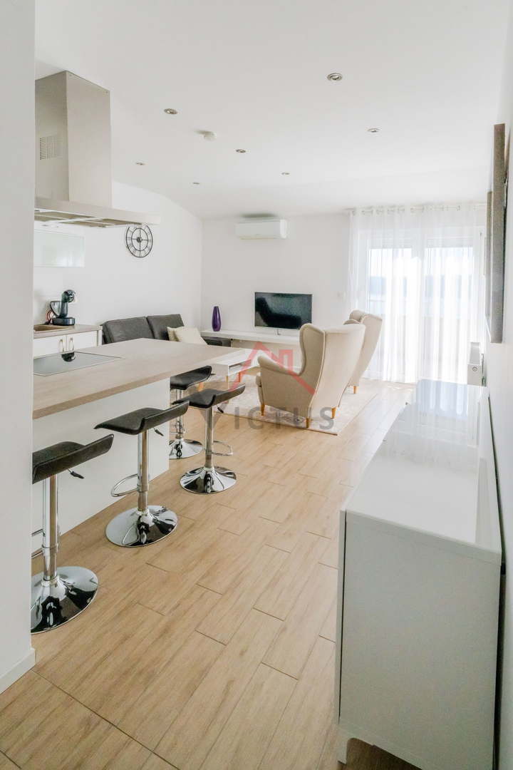 CRIKVENICA - Hiša s 4 stanovanji in bazenom