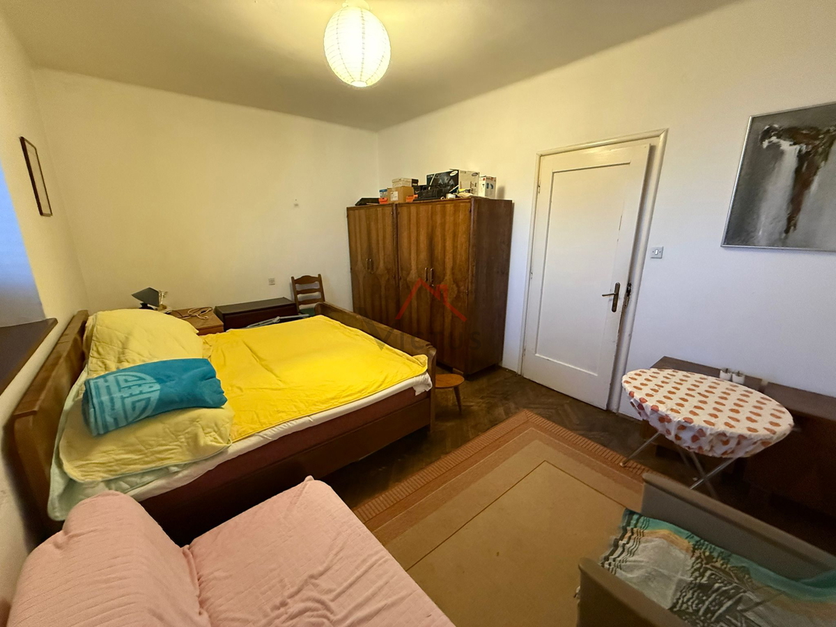 NOVI VINODOLSKI - Prostorno stanovanje v središču mesta, 80 m2