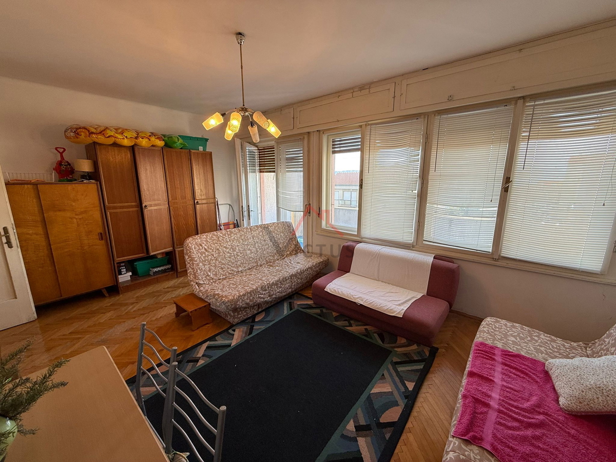 NOVI VINODOLSKI - Prostorno stanovanje v središču mesta, 80 m2