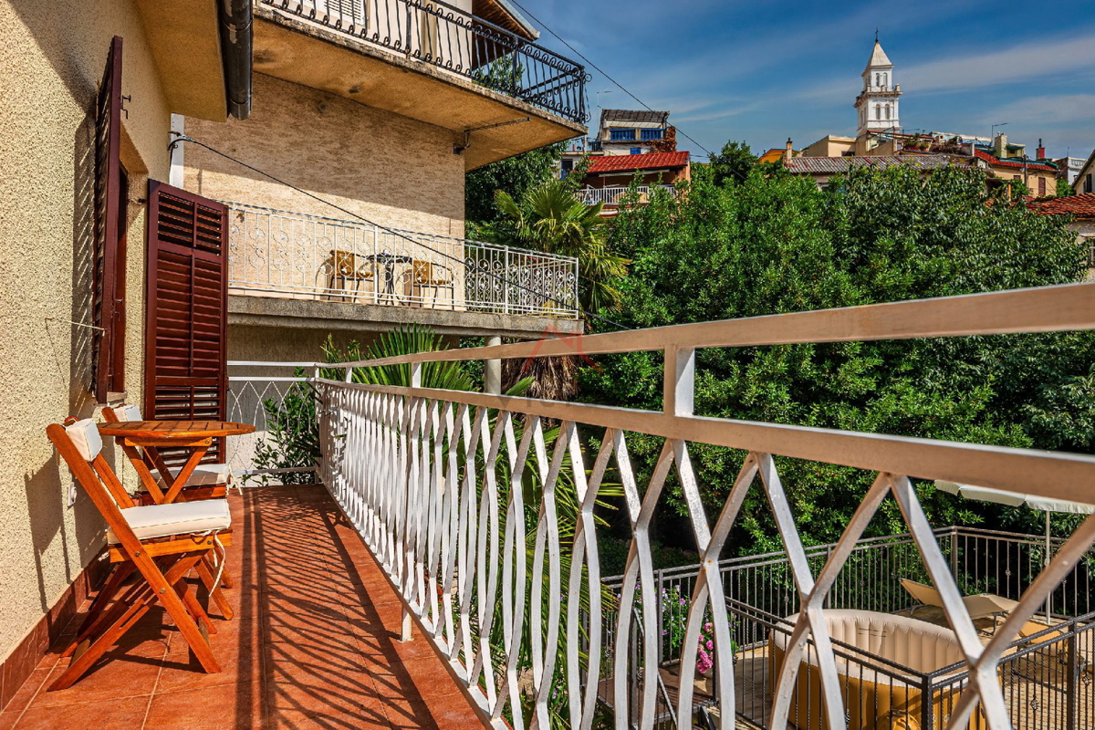 NOVI VINODOLSKI - Manjša hiša blizu centra