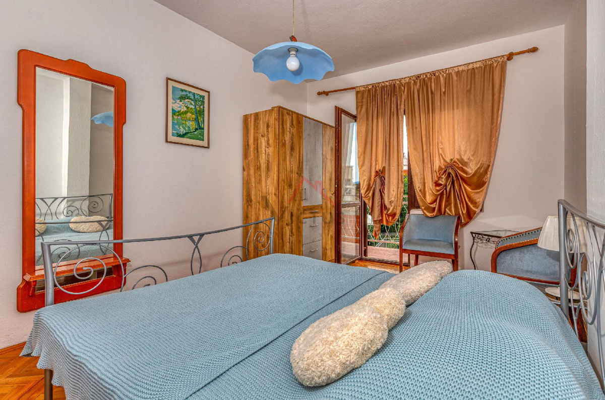 NOVI VINODOLSKI - Manjša hiša blizu centra